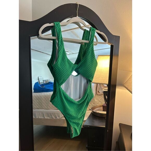 NEW Green High Cut Out Twist Front 1 Pc Swimsuit M - Picture 2 of 6